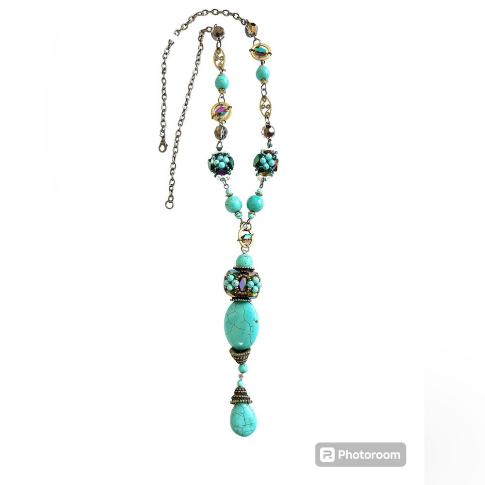 Dramatic turquoise pendant necklace.